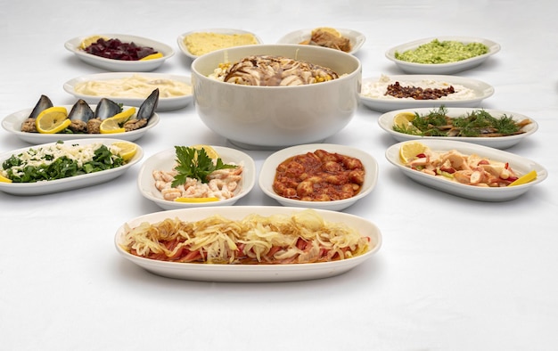 Stół z przygotowanymi potrawami